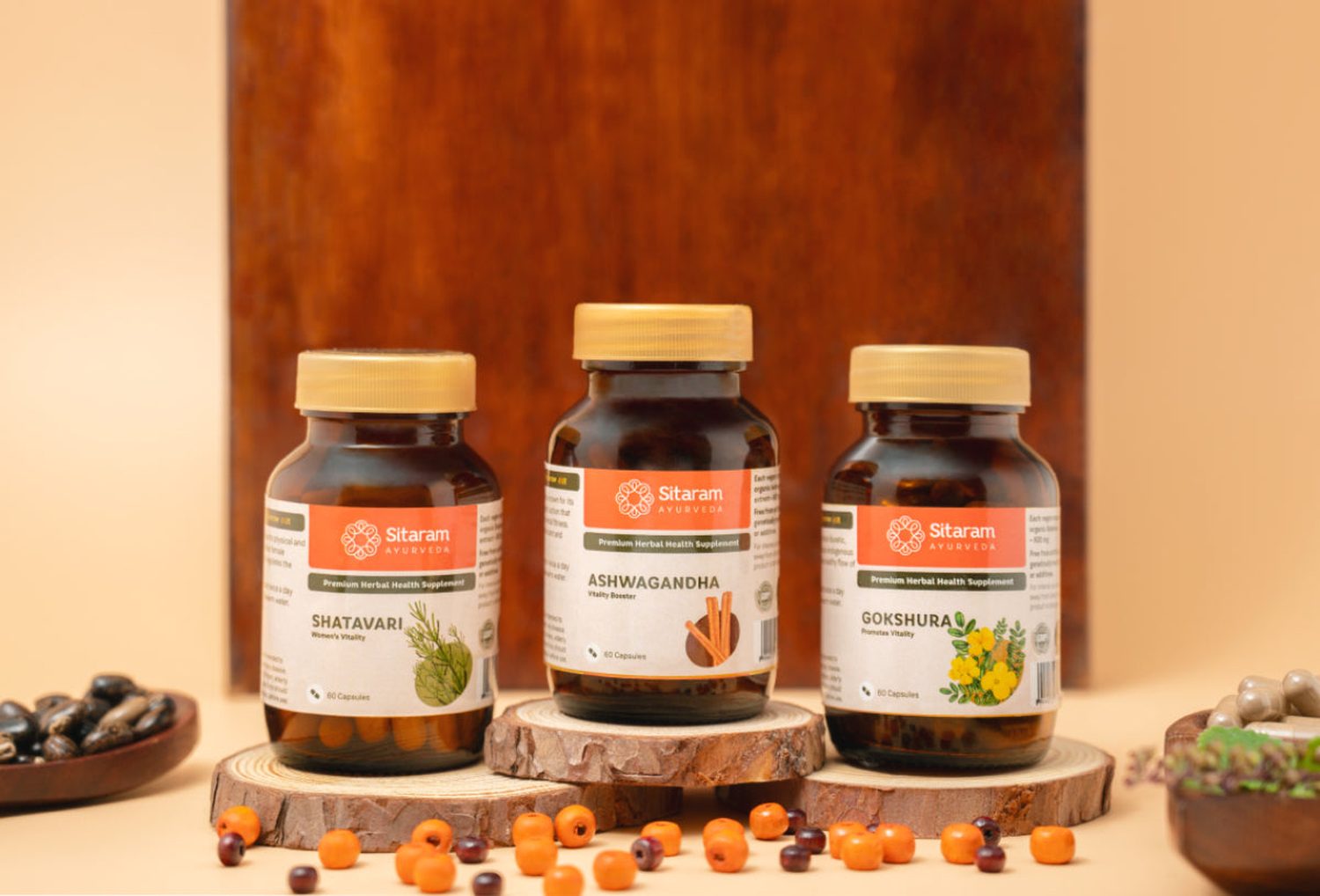 Ženska s cvetom v gesti Namaskar za Sitaram Ayurveda